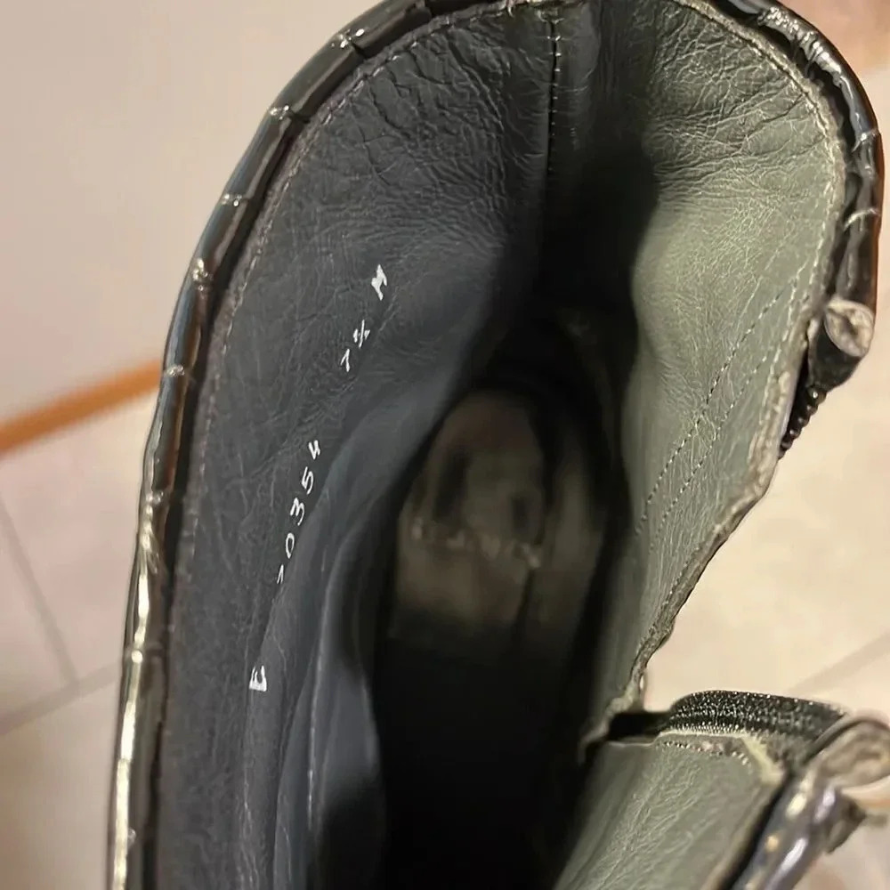 St John woman’s patent leather boots - Picture 12 of 15